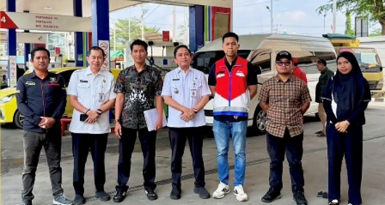 Petugas memeriksa QR code dan kendaraan penerima BBM subsidi di SPBU Lampung