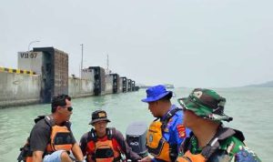 Tim SAR gabungan mencari pria asal Cilegon yang lompat ke laut di Pelabuhan Bakauheni.