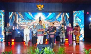Rektor Universitas Lampung meraih penghargaan AHI 2026