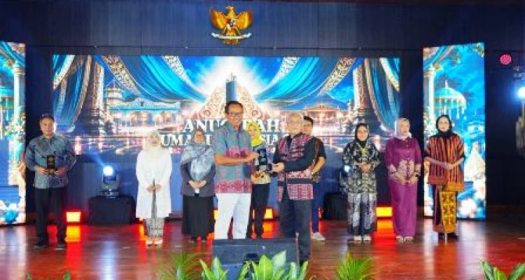 Rektor Universitas Lampung meraih penghargaan AHI 2026